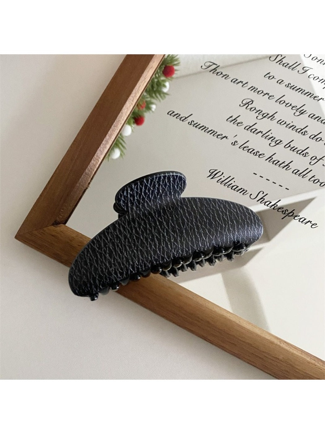 Beau - Elegant Black Claw Clip