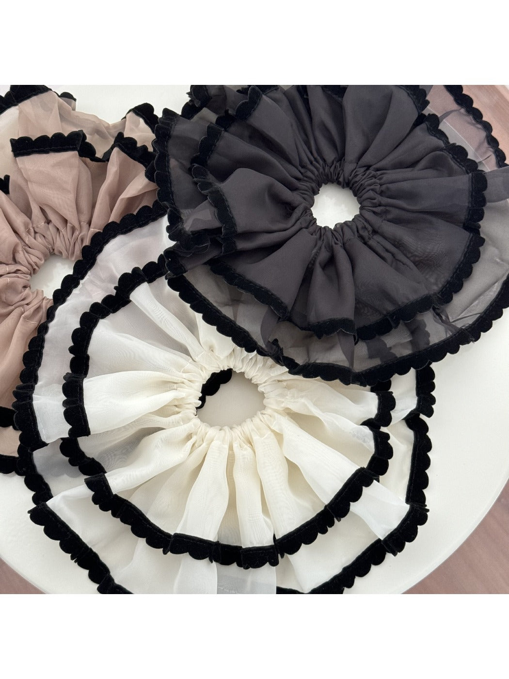 Gifty - Black Velvet-Trimmed Tulle Scrunchie