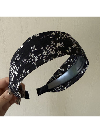 Gifty wide edge headband laid flat showing full floral pattern