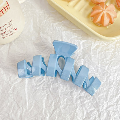 Beau - Geometric Plastic Line Detail Claw Hair Clip