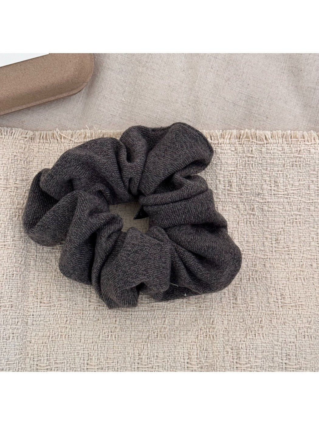 Gifty - Elegant Vintage Hair Scrunchie