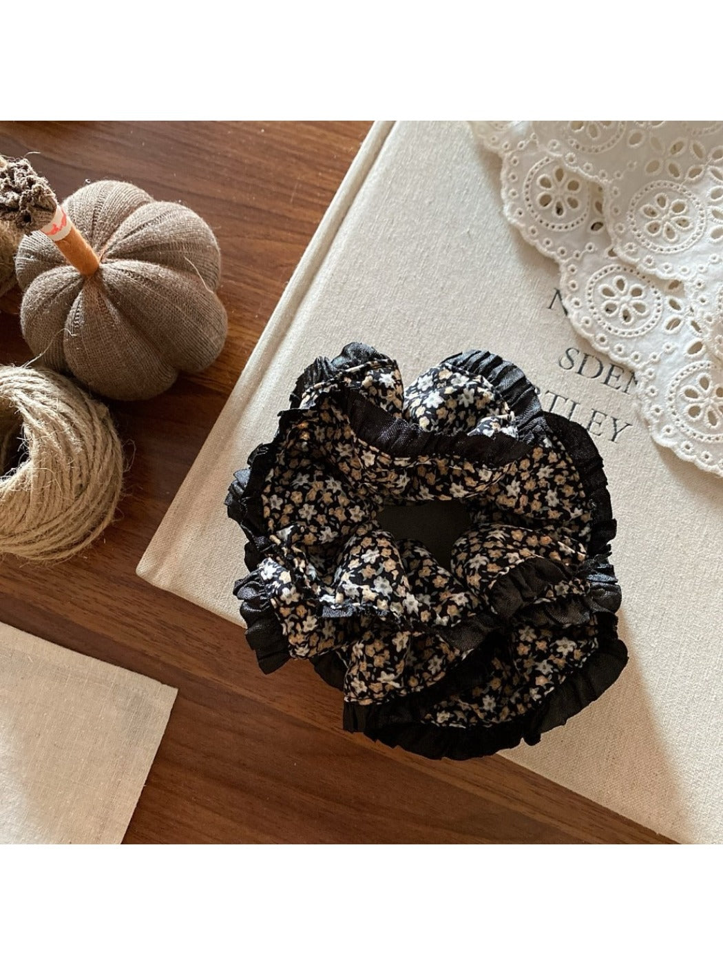 Gifty - Elegant Vintage Ditsy Floral Scrunchie