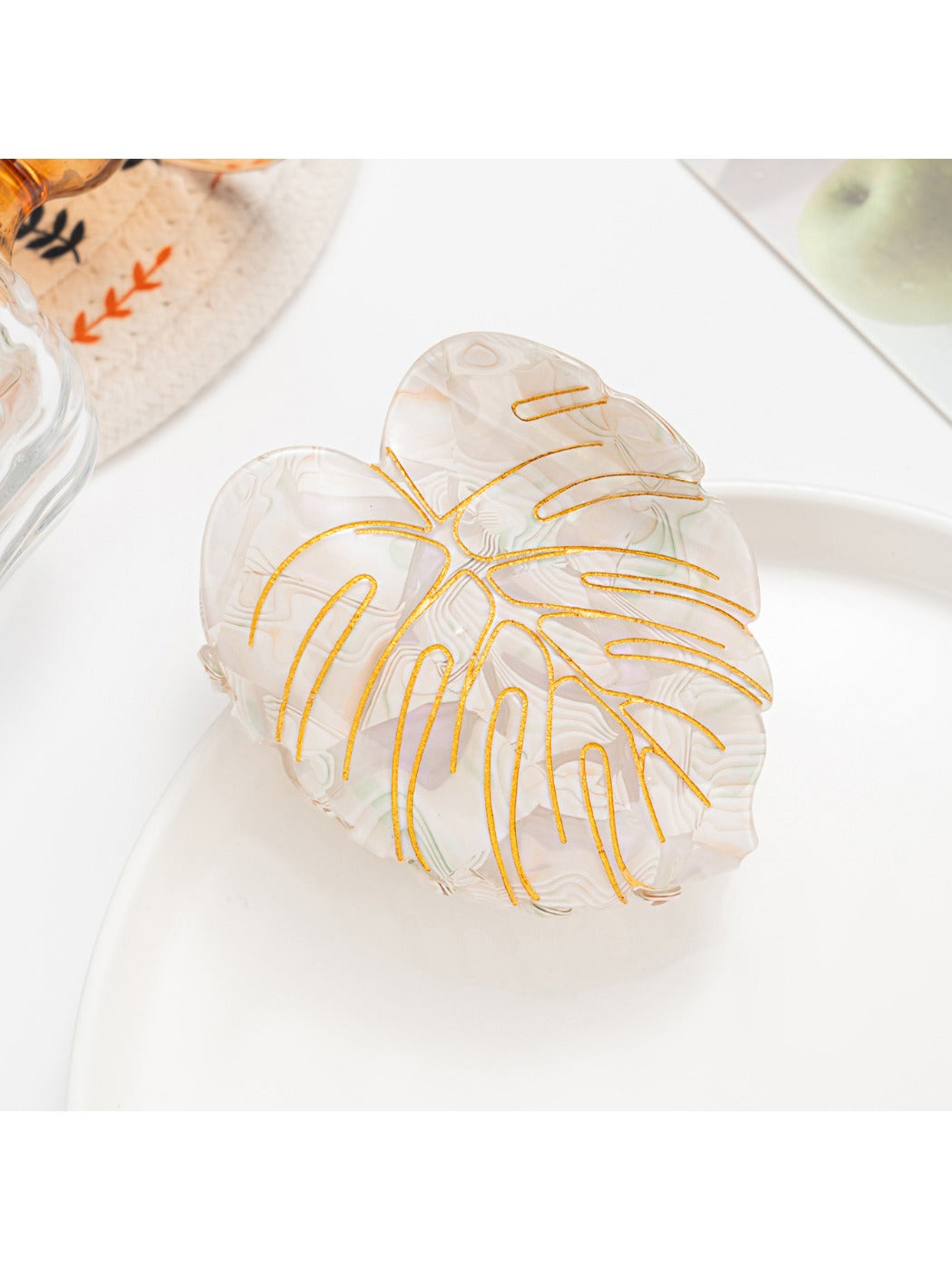 Beau - Minimalist Leaf Shaped Hair Claw Clip