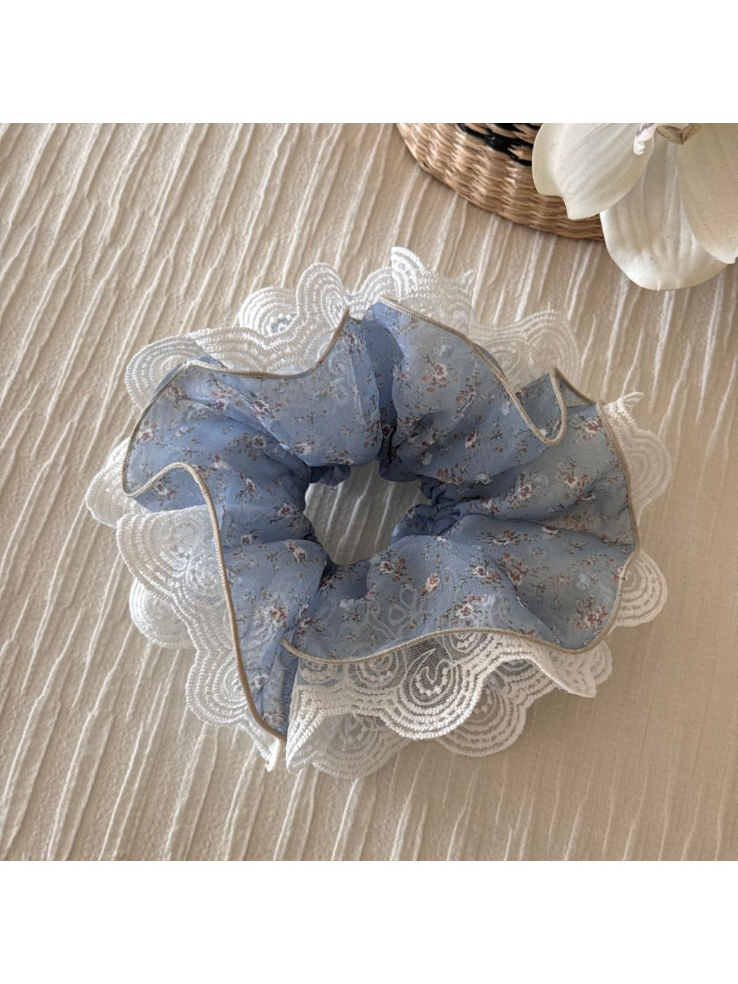 Gifty - Lace Trim Floral Print Scrunchie