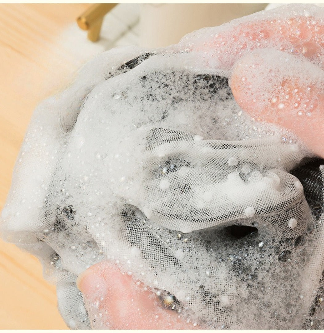 PAPO – Monochrome Dotted Bath Pouf