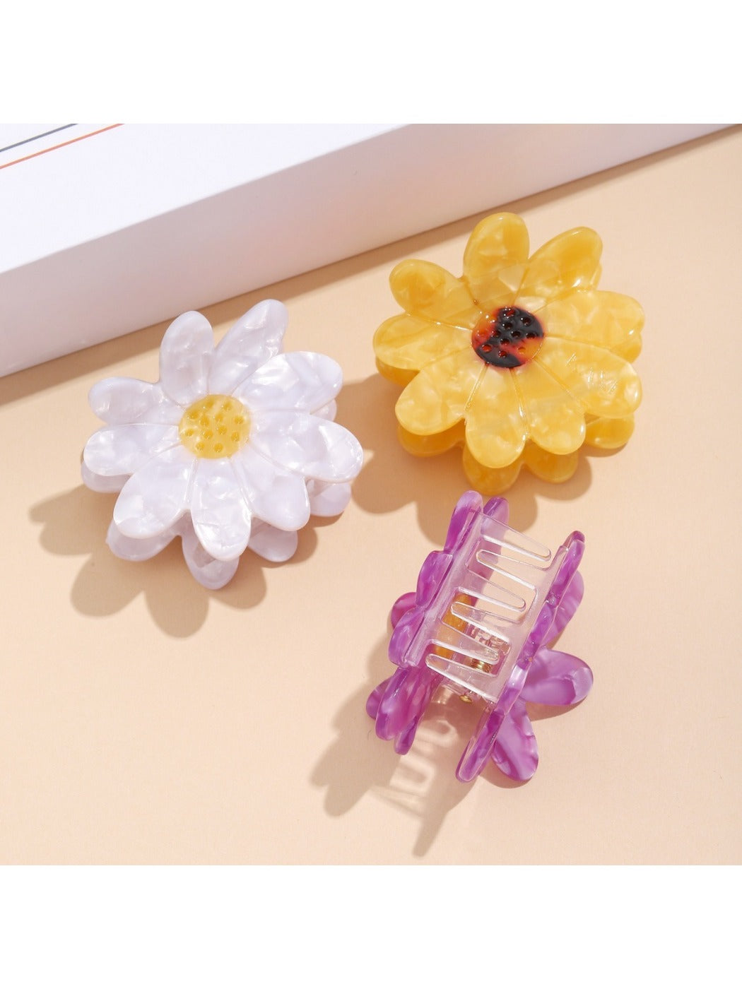 Beau - Minimalist Dainty Daisy Hair Claw Clip