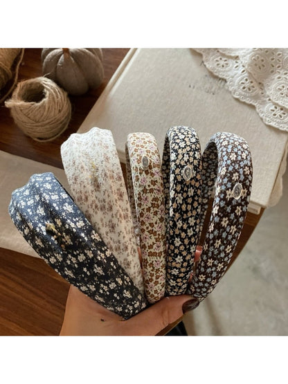 Gifty - Elegant Vintage Ditsy Floral Scrunchie