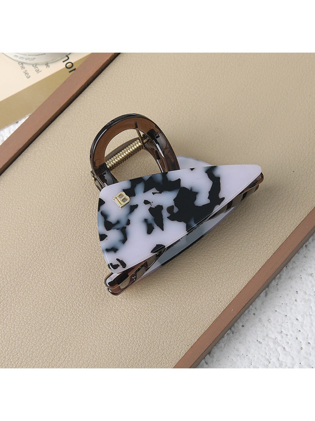 Beau - Triangular Shark Grip Clip