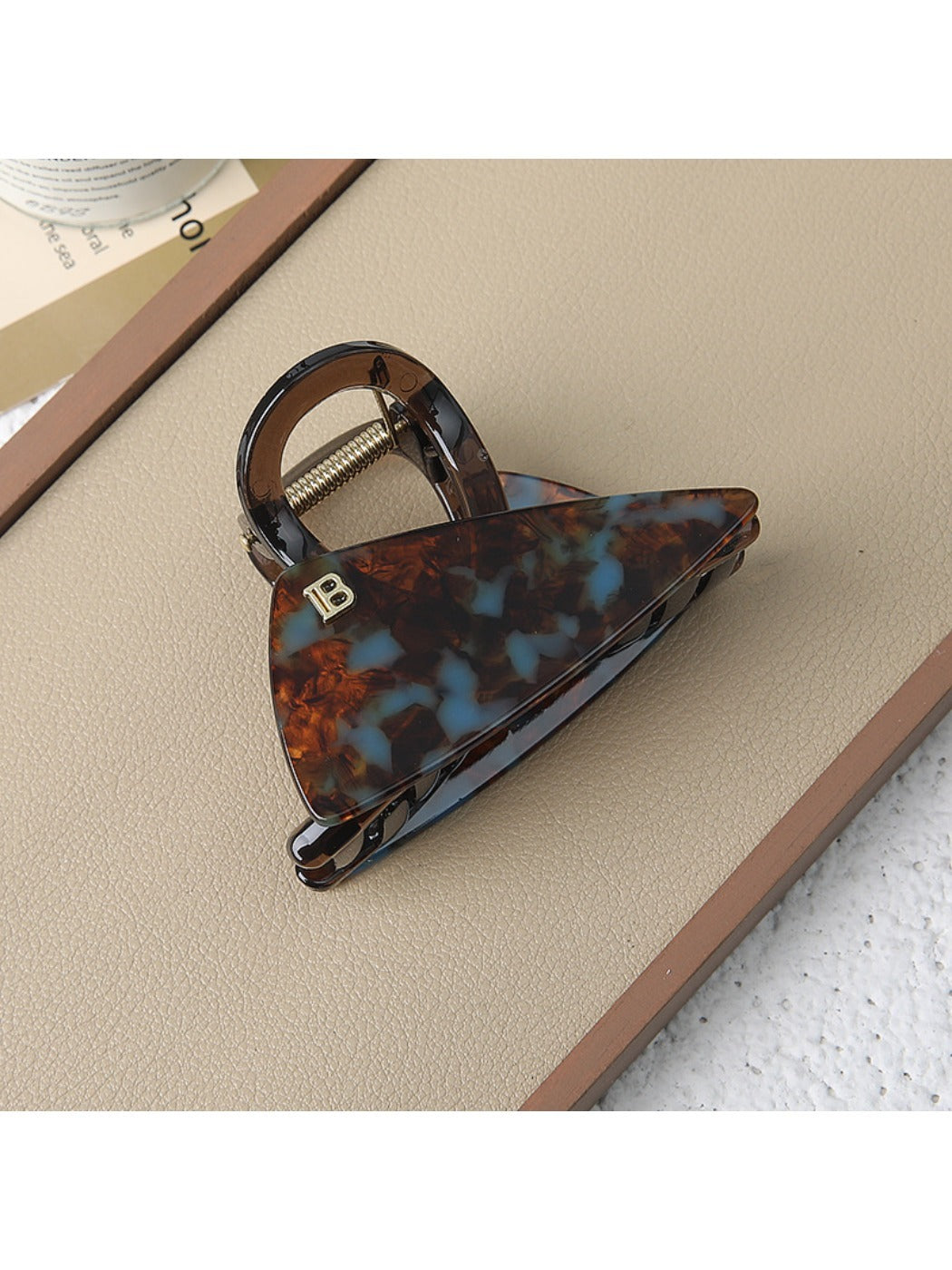 Beau - Triangular Shark Grip Clip