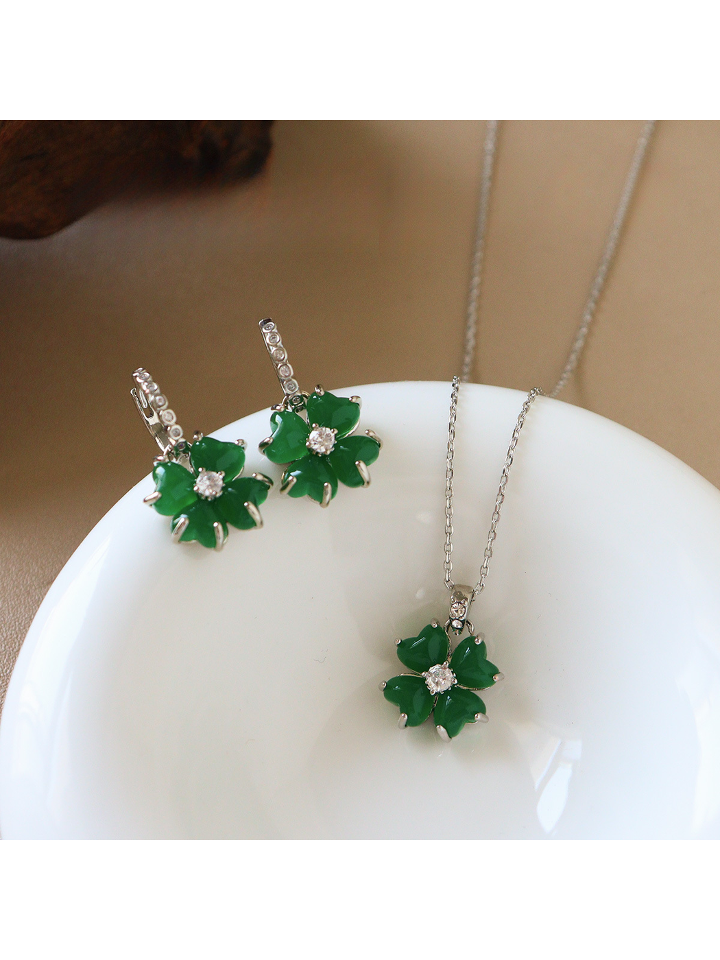 Earedge - Leaf Shape Clover Detail Earrings