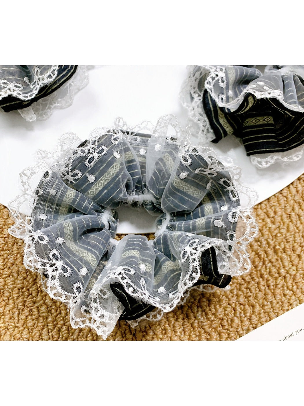 Gifty - Lace Trim Checkered Scrunchie for Women