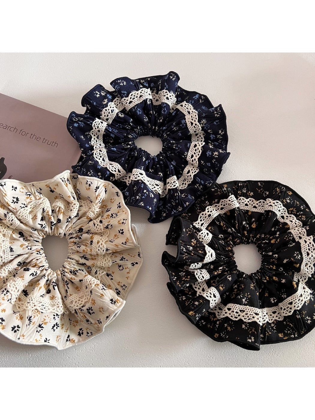 Gifty - Vintage Flower Lace Scrunchie