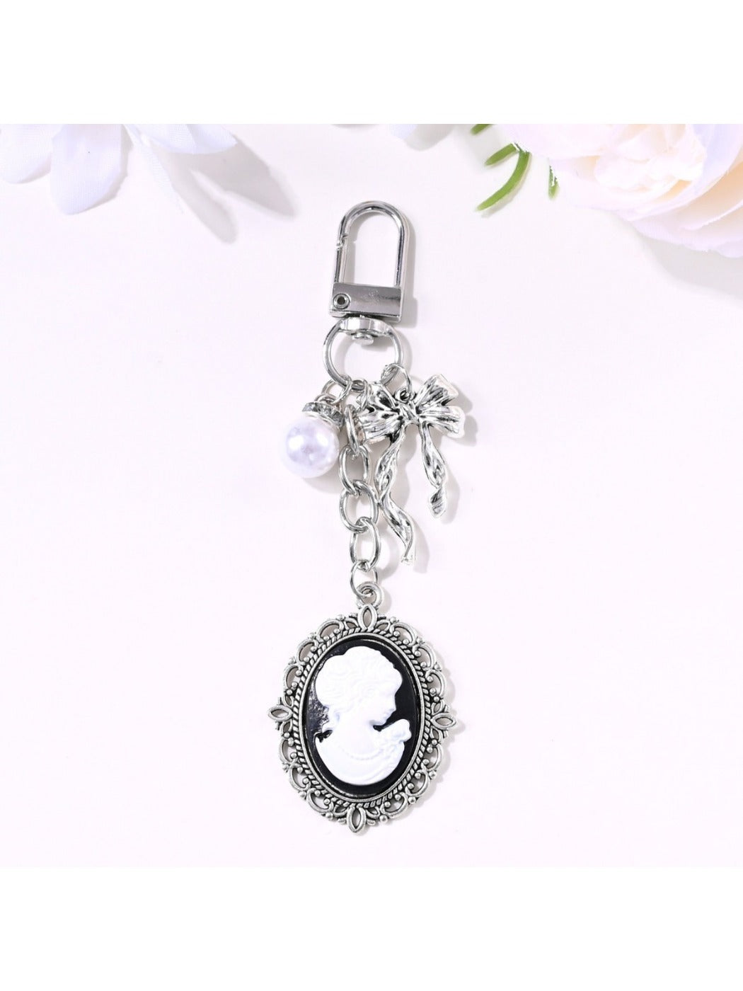 Close-up of the heart and bow design on the alloy keychain