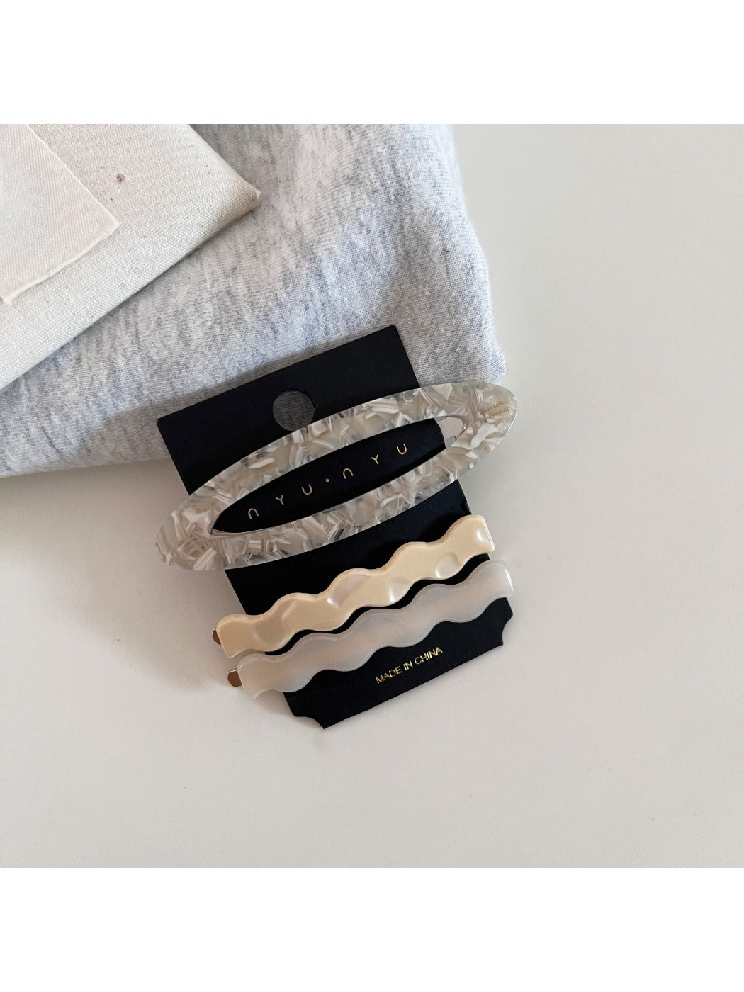 Beau - Cute Oval Wavy Hair Clip
