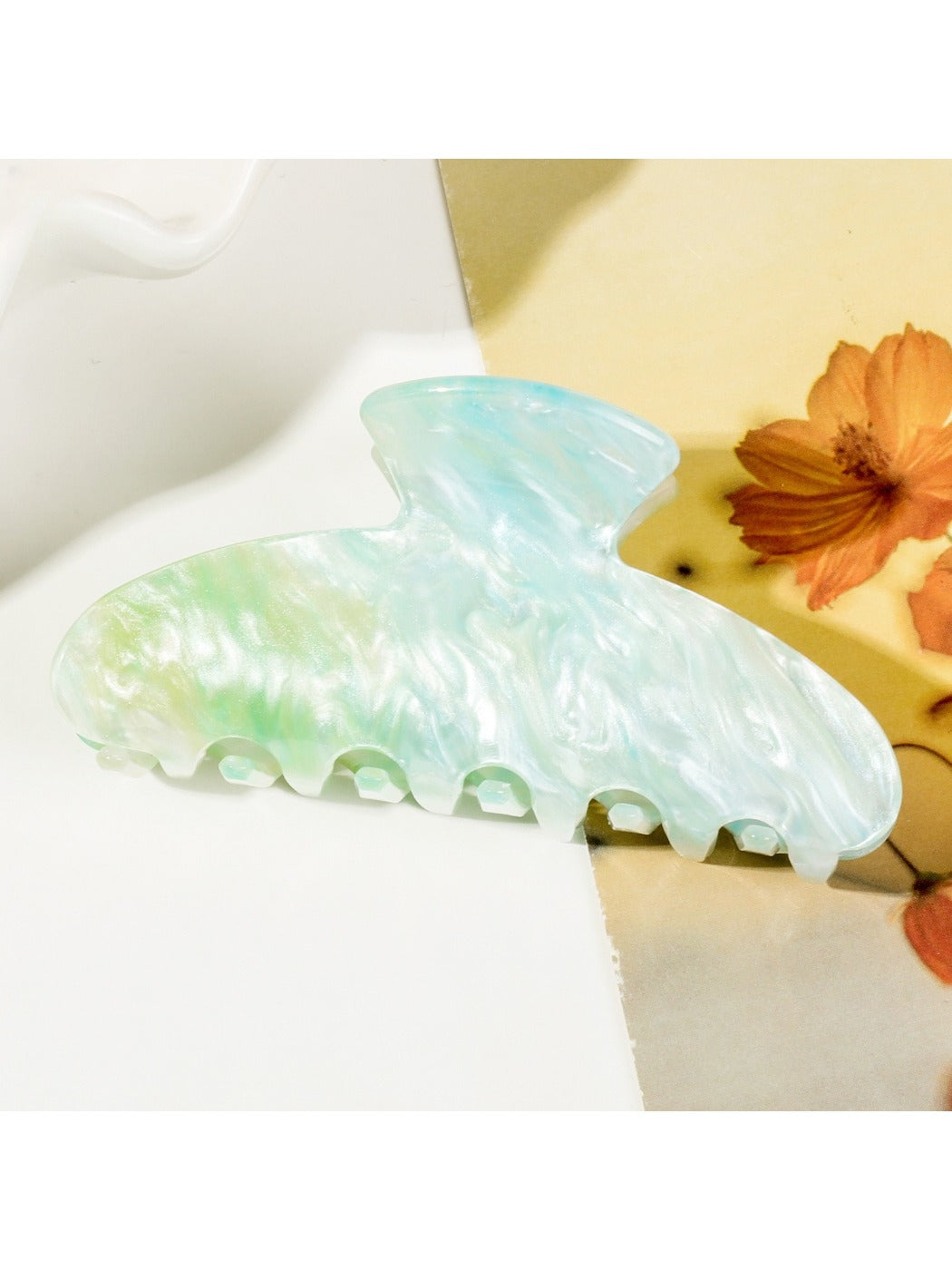 Beau - Trendy Acrylic Hair Clips