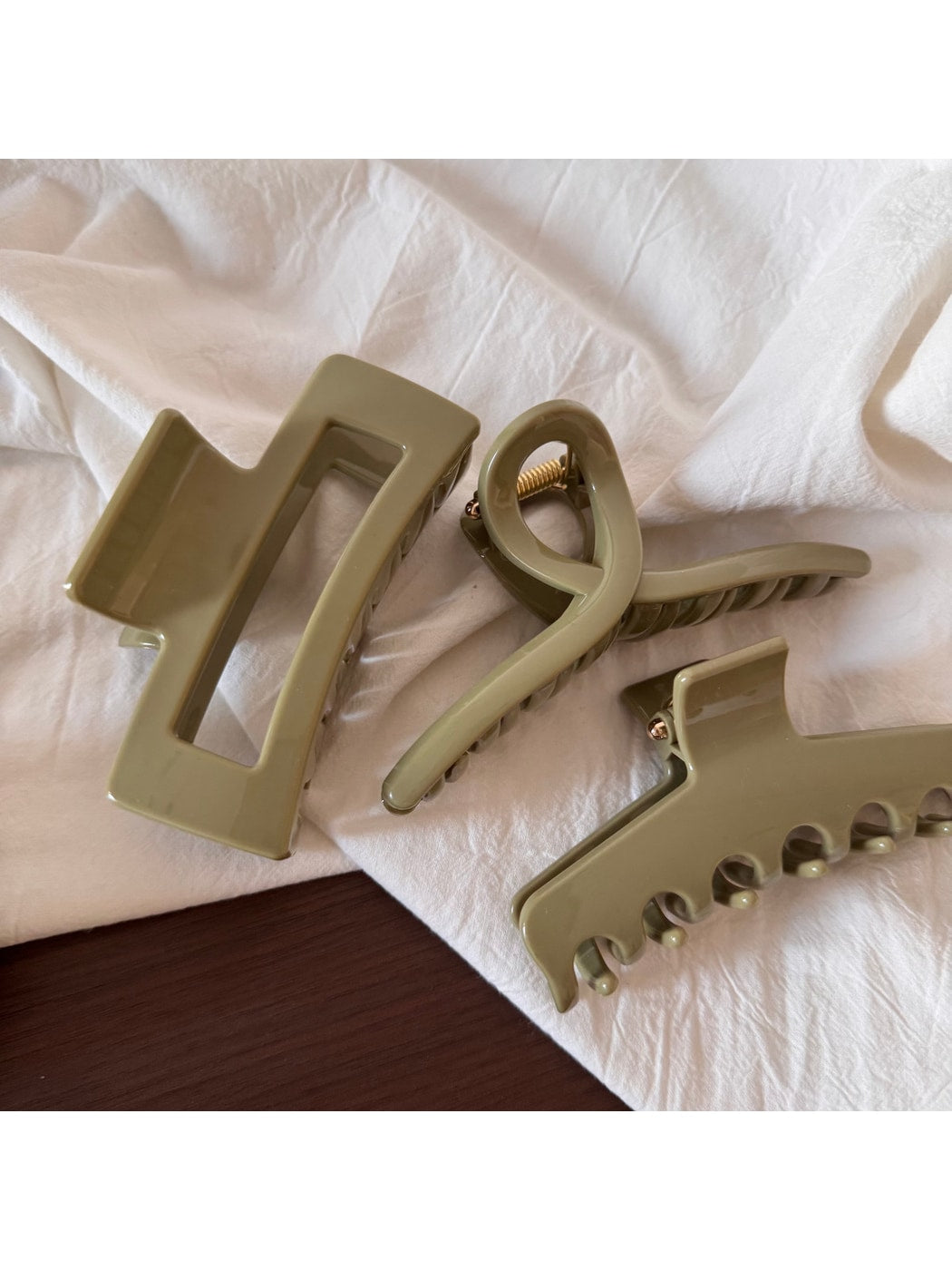 Beau - Glossy Sculpted Plastic Hair Styling Claw Clip