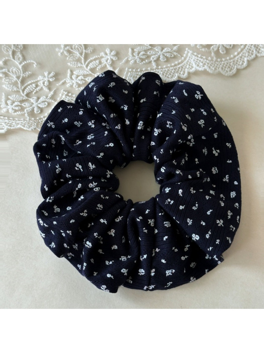 Gifty - Trendy Floral Hair Scrunchie