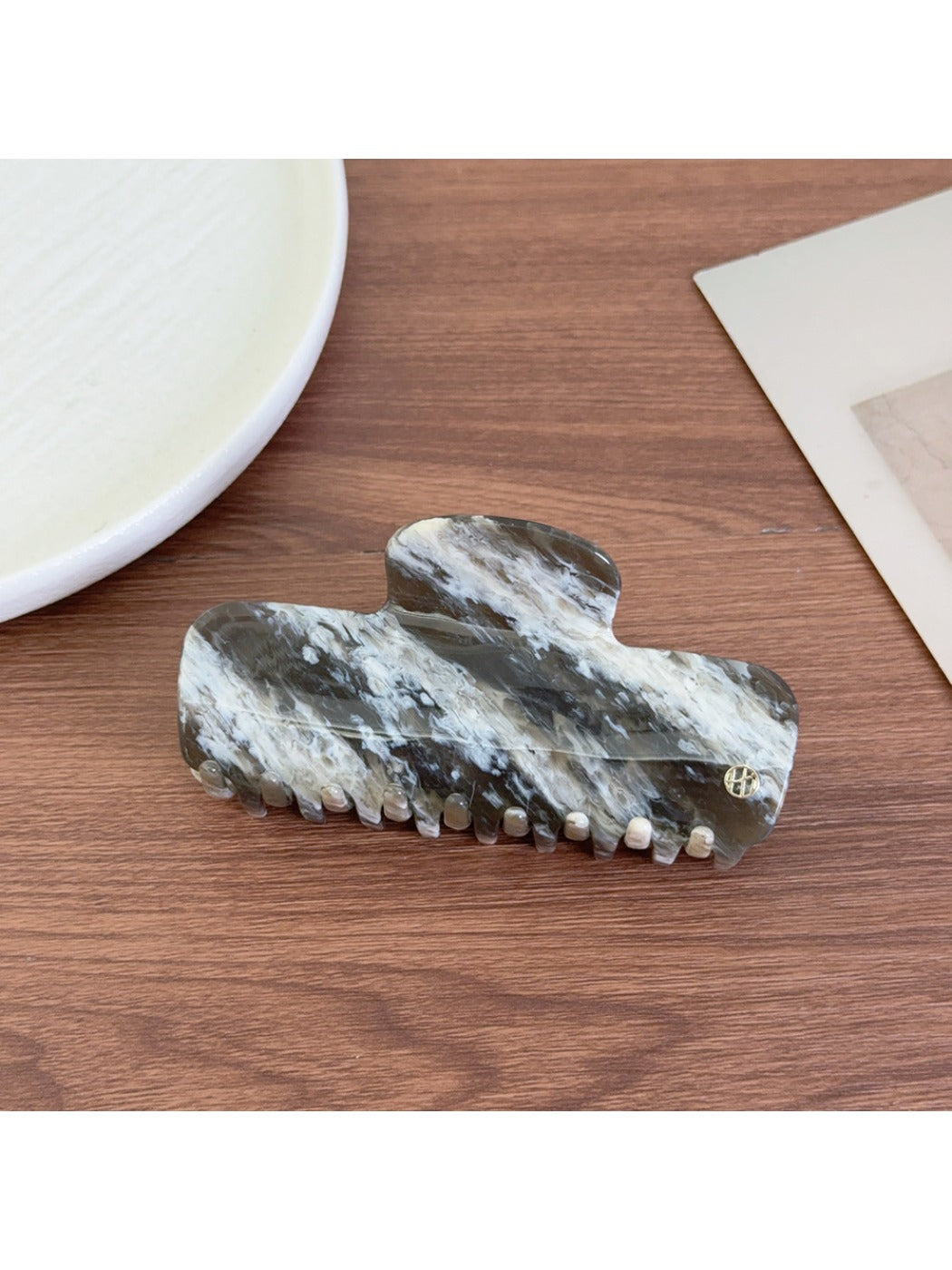 Beau gradient acetate claw clip with focus on the smooth glossy texture and color gradient