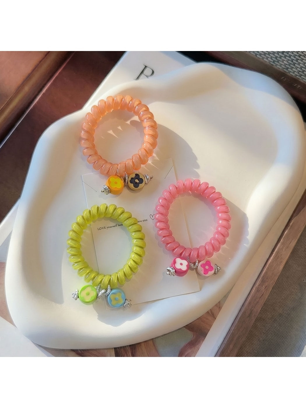 Gifty - Plastic Flower Bead Spiral Hair Tie