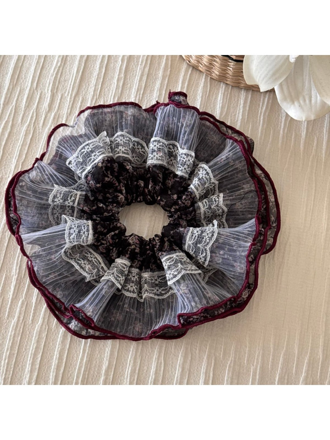 Gifty - Lace Trim Floral Print Scrunchie