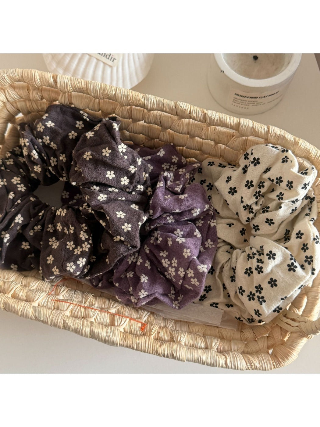 Gifty - Retro Floral Polka Dot Scrunchie
