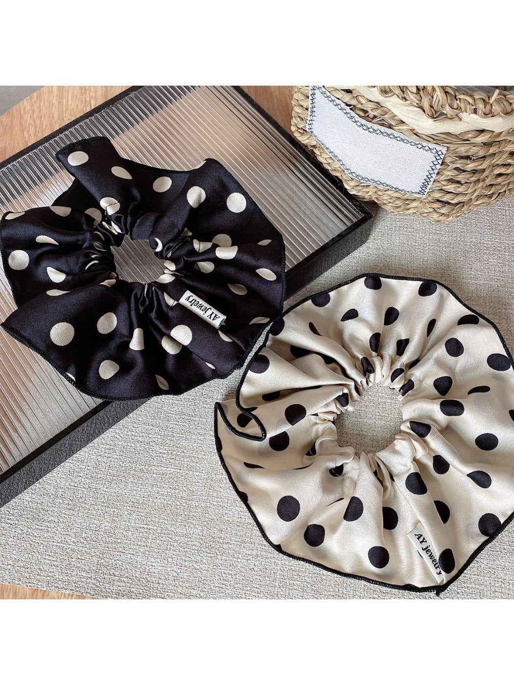 Gifty - Polka Dot Elegant Scrunchie