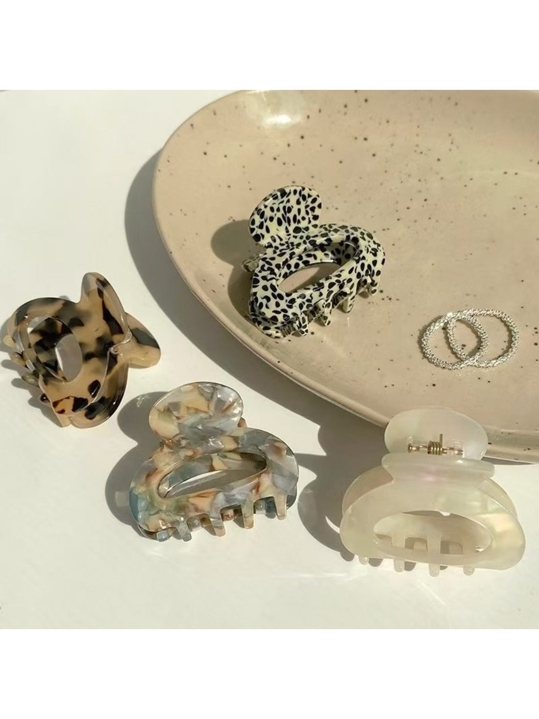 Beau - Hollowed Out Oval Shaped Claw Clip