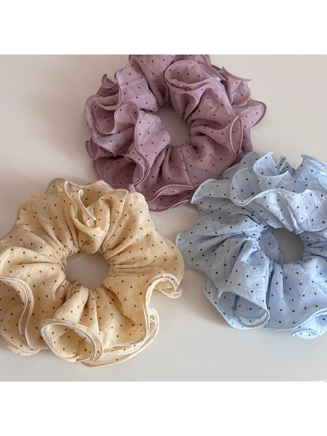 Gifty - Polka Dot Ruffle Trim Fabric Scrunchie