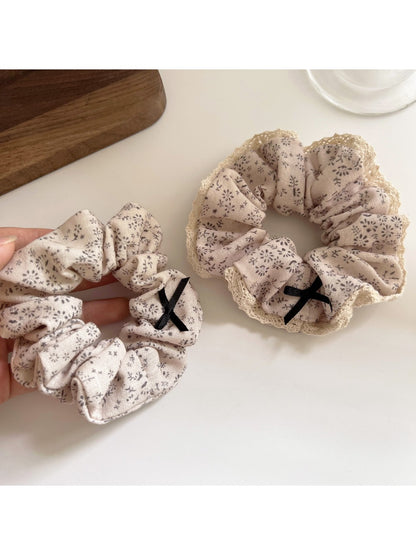 Gifty - Light toned Ruffle Scrunchie