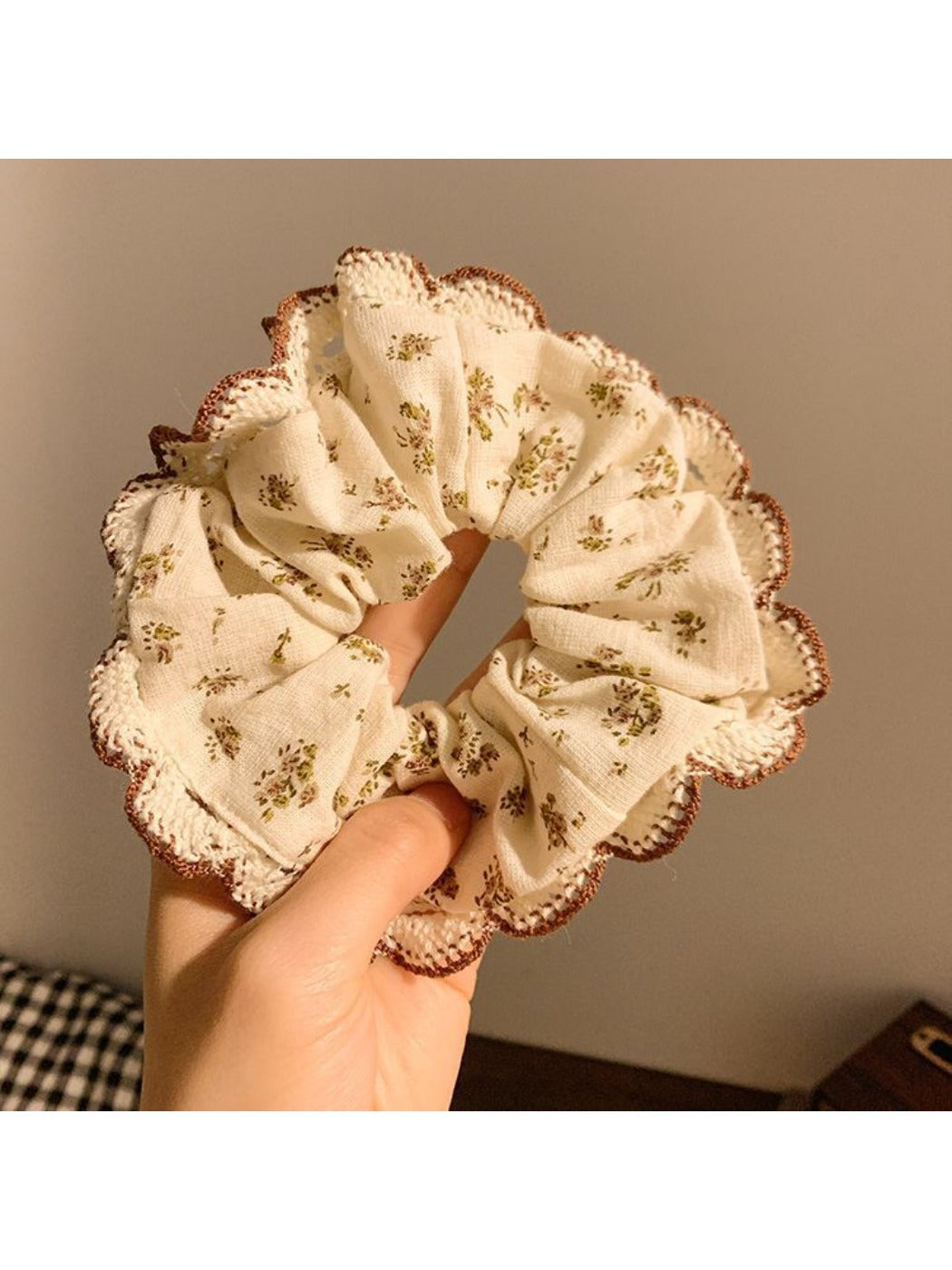 Gifty - Lace-Trimmed Floral Pattern Scrunchie