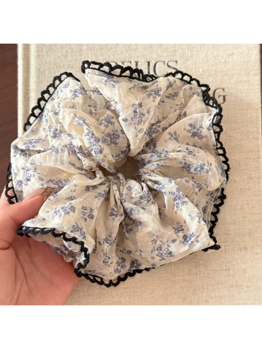 Gifty - Vintage Floral Trim Fabric Scrunchie