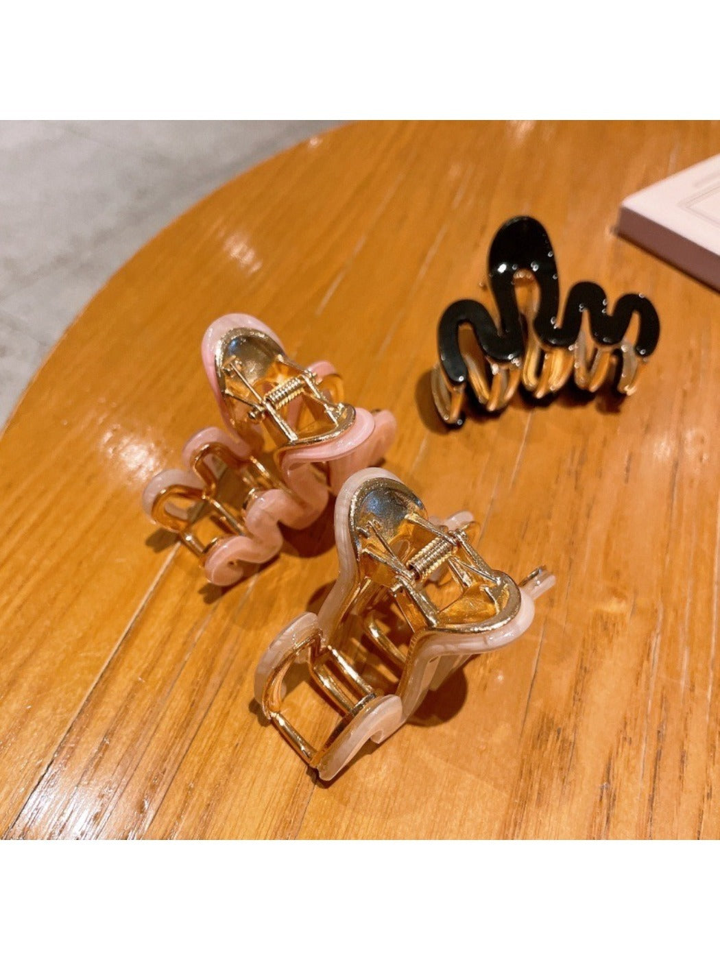 Beau - Elegant Wave Patterned Hair Claw Clip