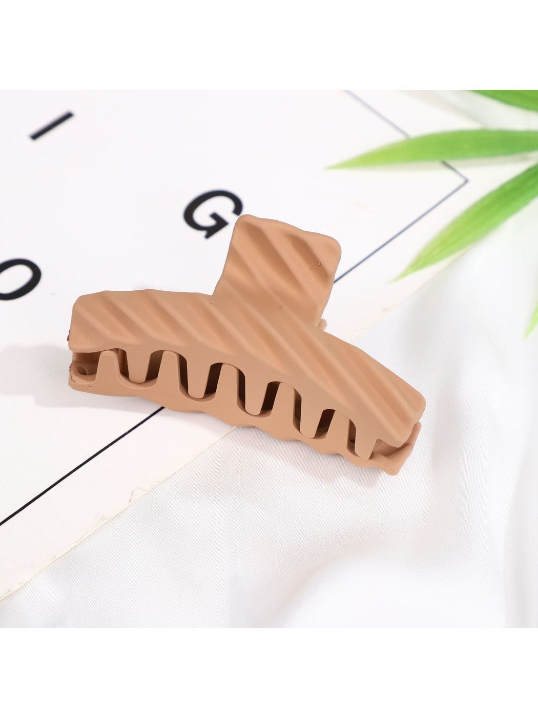Beau - Matte Plastic Geometric Everyday Hair Claw Clip