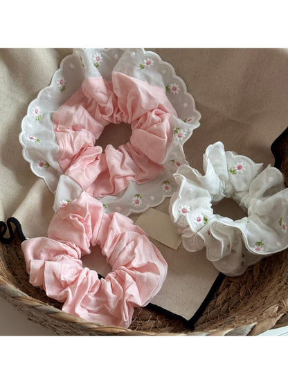 Gifty - Daisy Embroidered Scalloped Edge Scrunchie