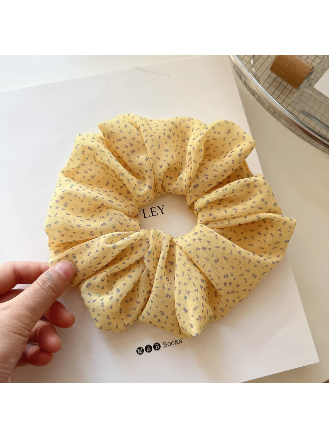 Gifty - Sweet Style Floral Scrunchie