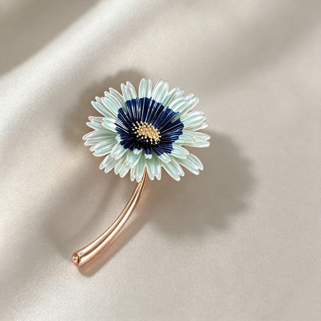 Blue-centered daisy brooch, front view