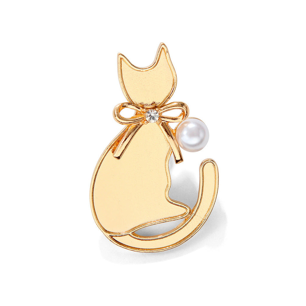 Sitting cat bow detail brooch, front view
