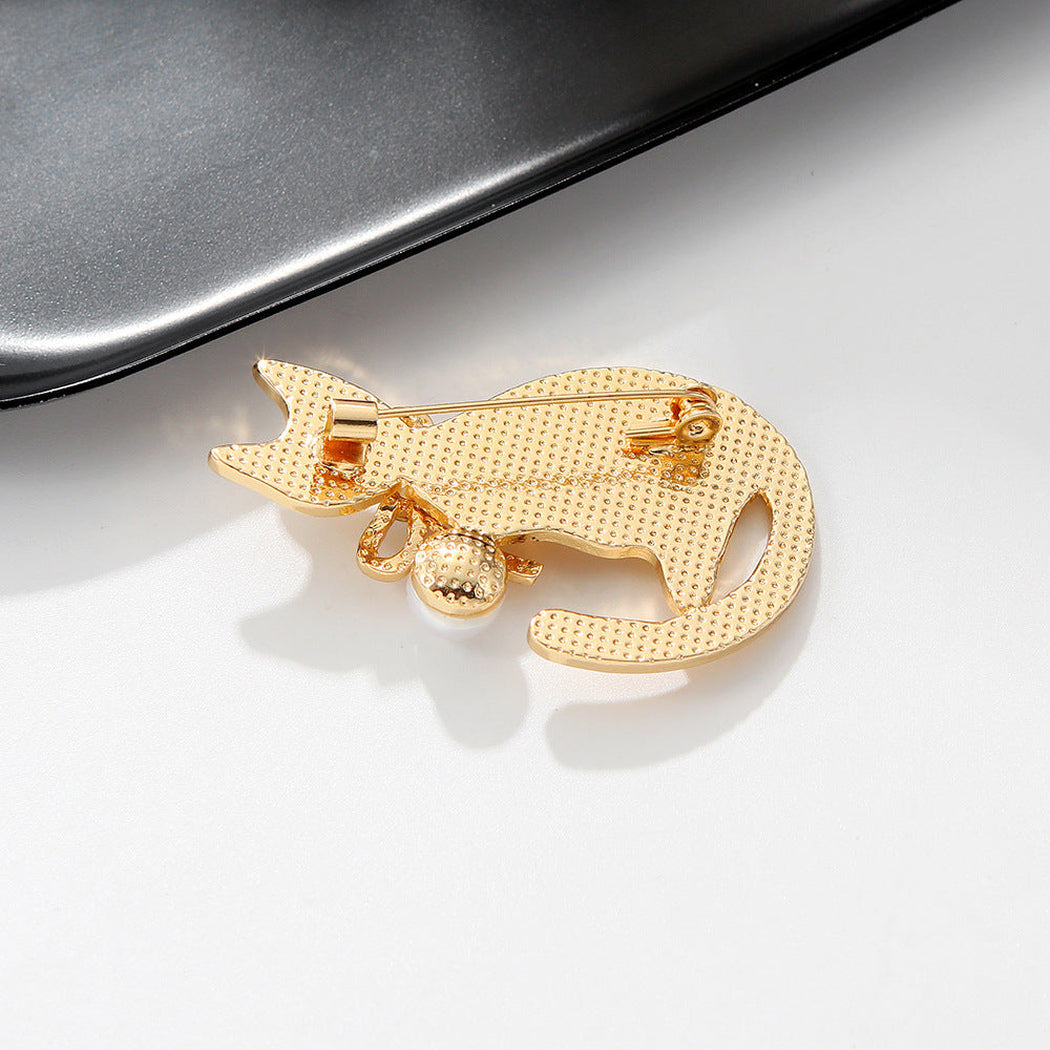 Sitting cat bow detail brooch, alternate view 3