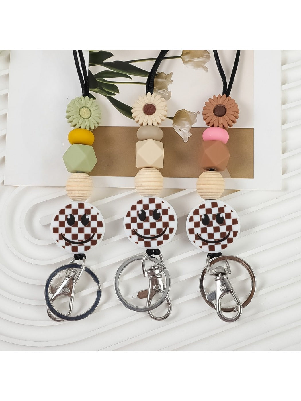 Keypus - Stylish Smiley Daisy Keychain