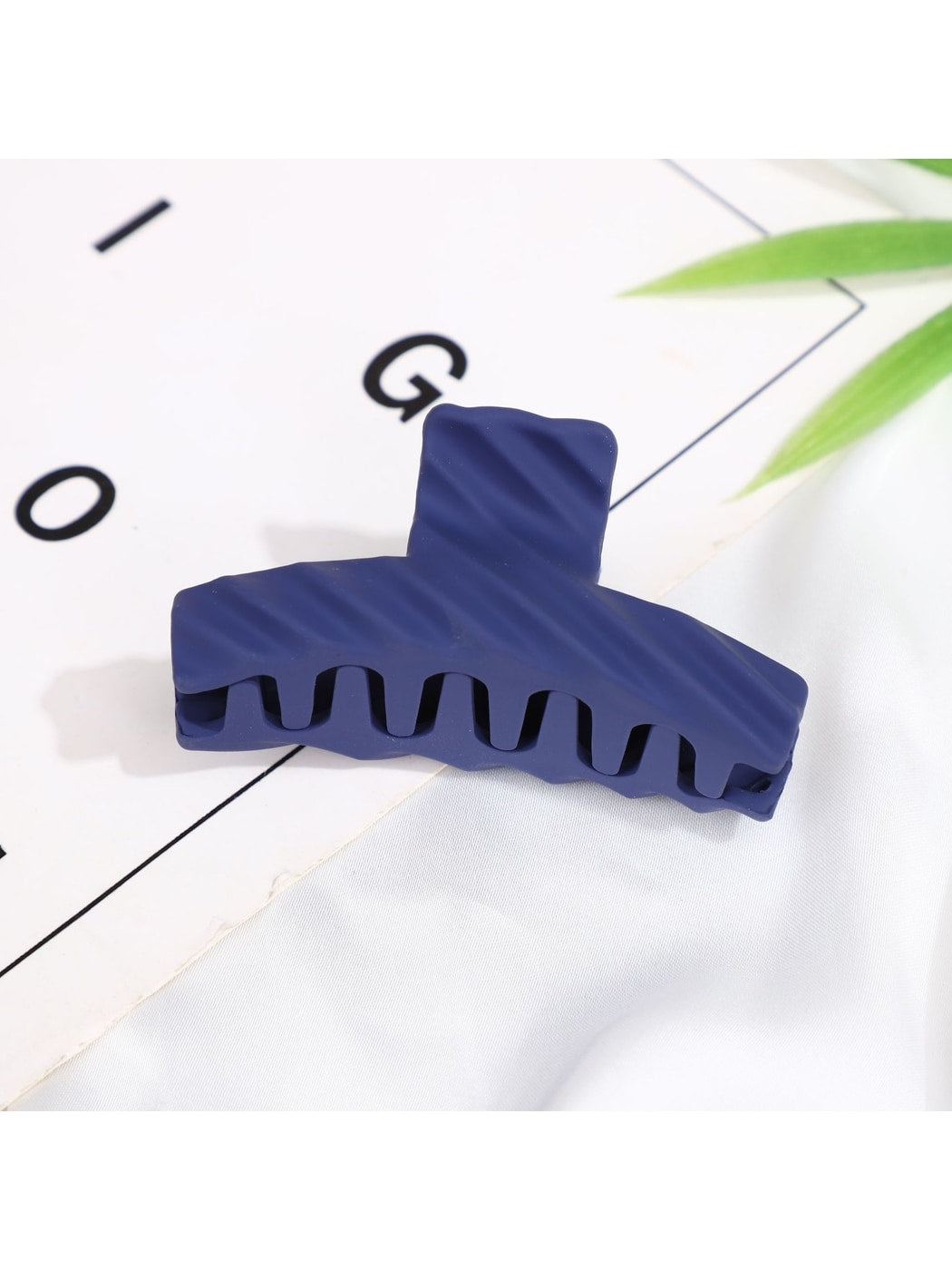 Beau - Matte Plastic Geometric Everyday Hair Claw Clip