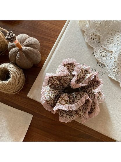 Gifty - Elegant Vintage Ditsy Floral Scrunchie
