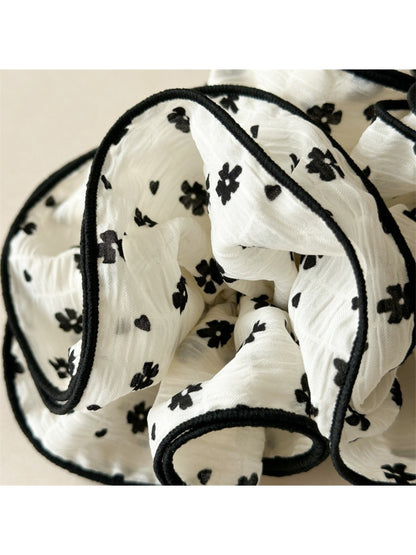Gifty - Vintage Floral Forest Scrunchie