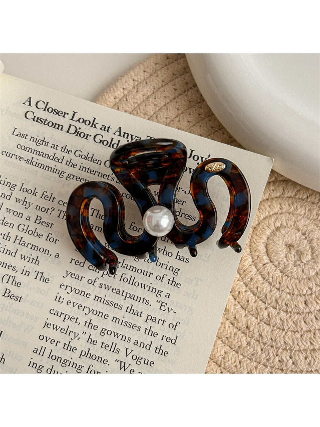 Beau - M-Shaped Acetate Letter Detail Claw Clip