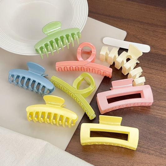 Beau - Geometric Plastic Line Detail Claw Hair Clip