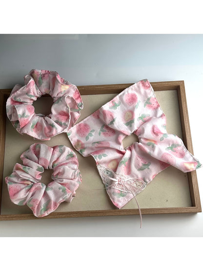 Gifty - Strawberry Print Polyester Scrunchie