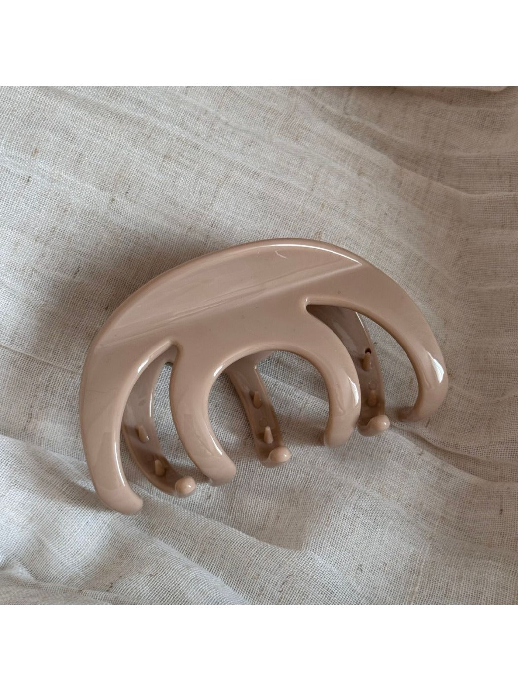 Beau hair clip shown from the back, emphasizing the clip teeth and hinge