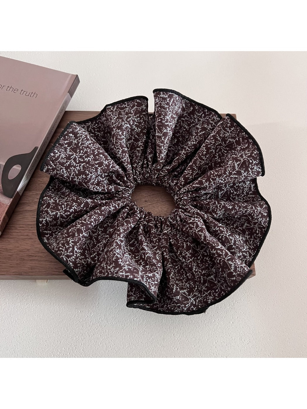 Gifty - Elegant Vintage Floral Hair Scrunchie