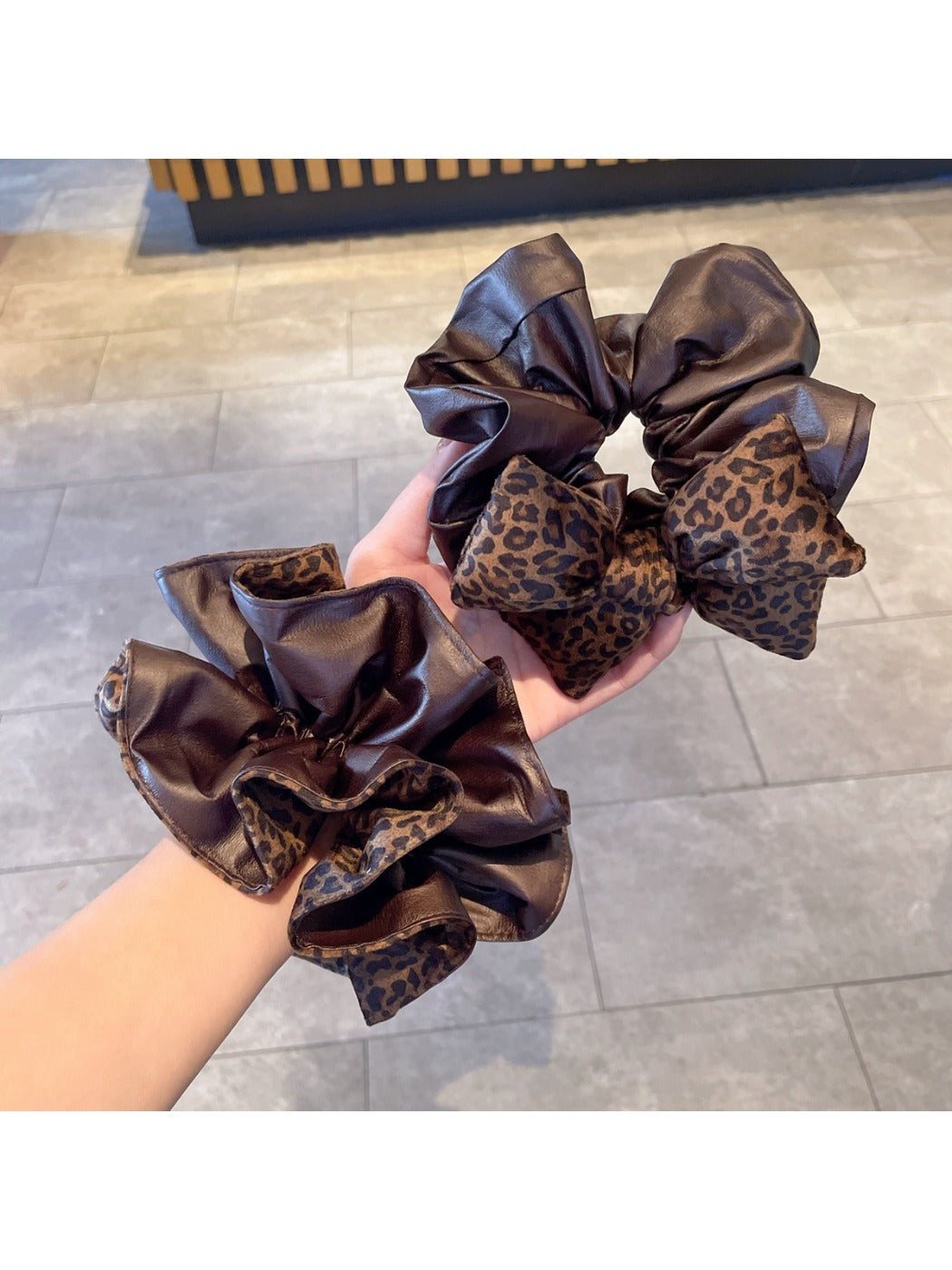 Gifty - Chic Leopard Print Scrunchie