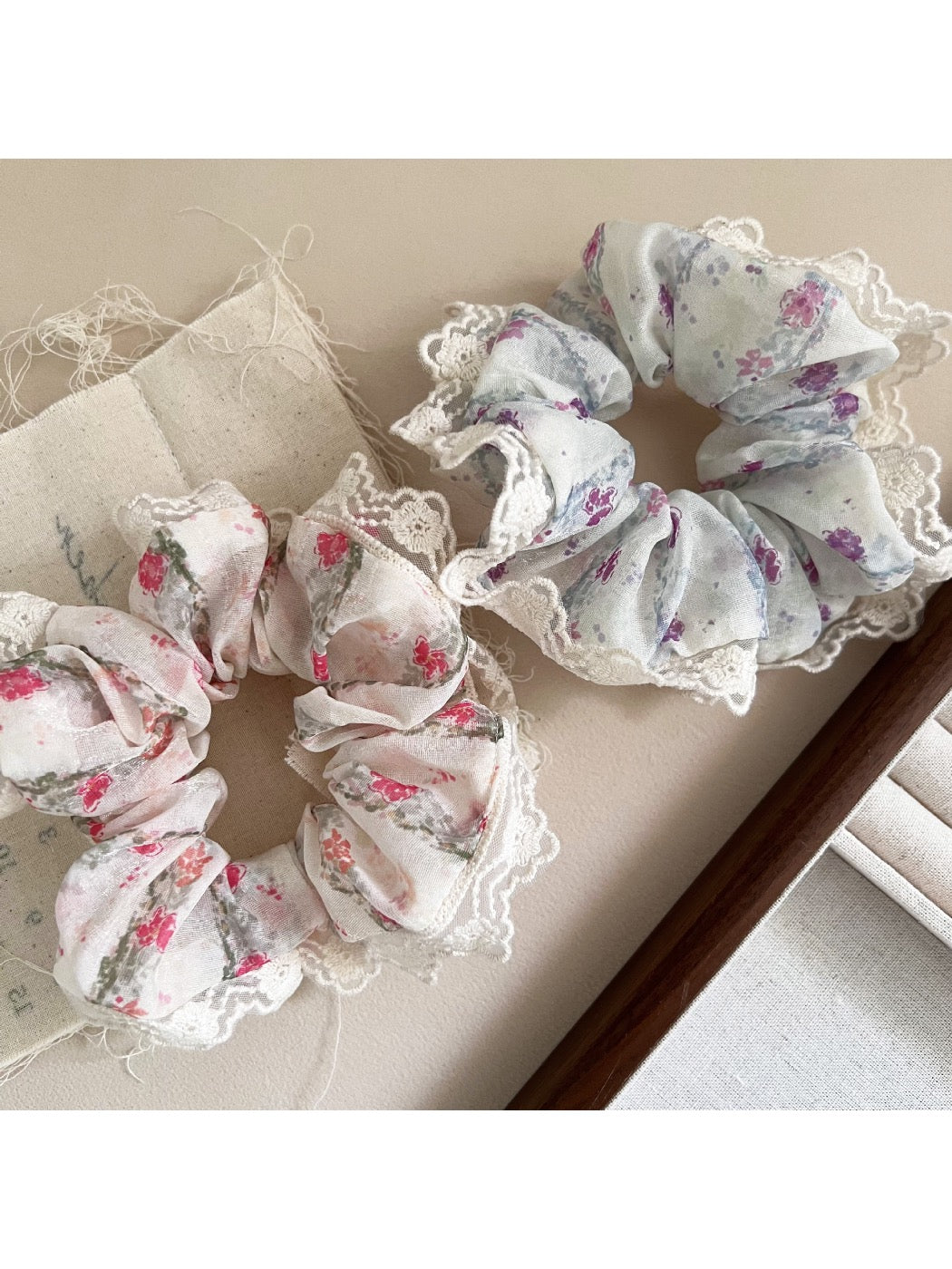 Gifty - Lace with Floral Print Scrunchie