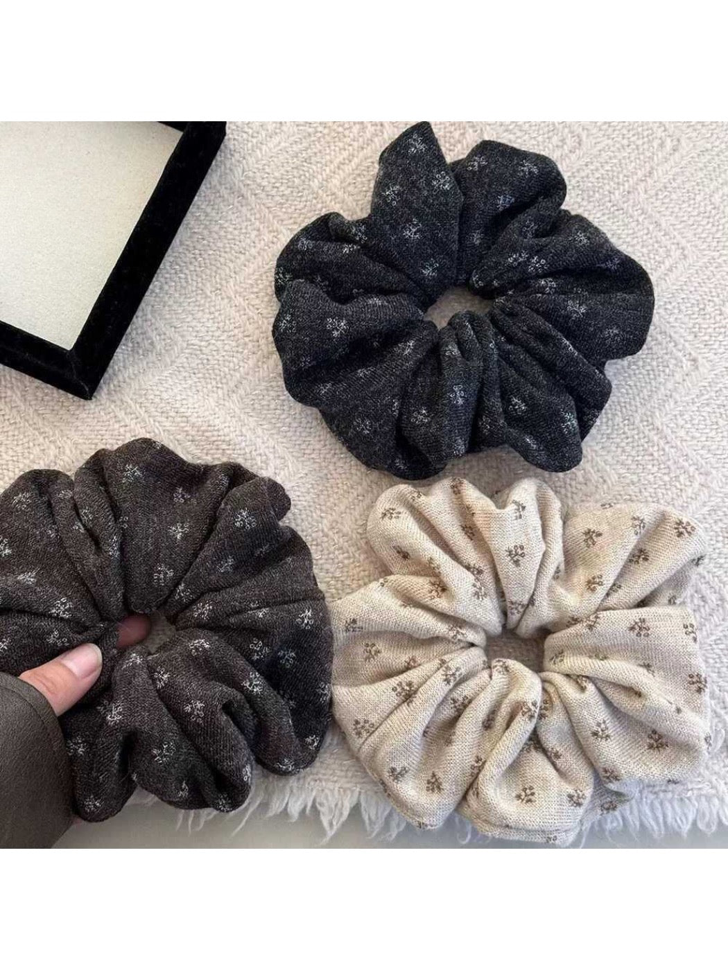 Gifty - Floral Knitted Scrunchie Hair Tie